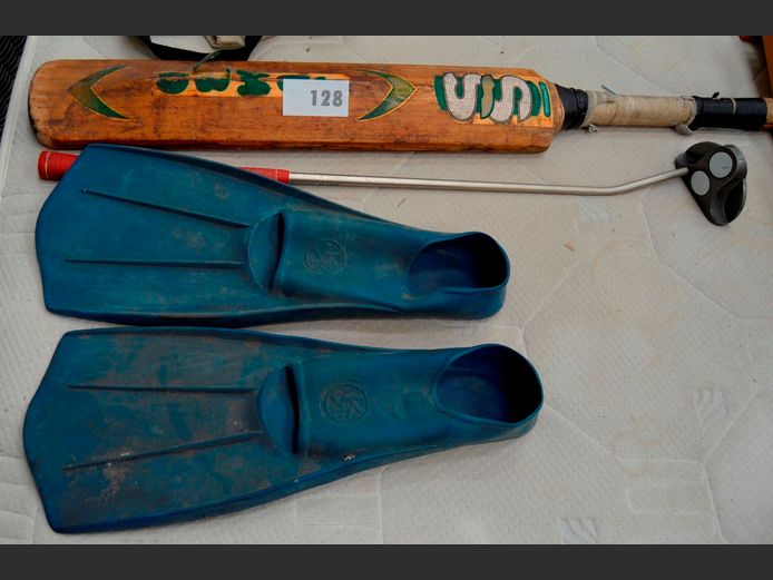 LOT: FINS, CRICKET BAT & GOLF CLUB