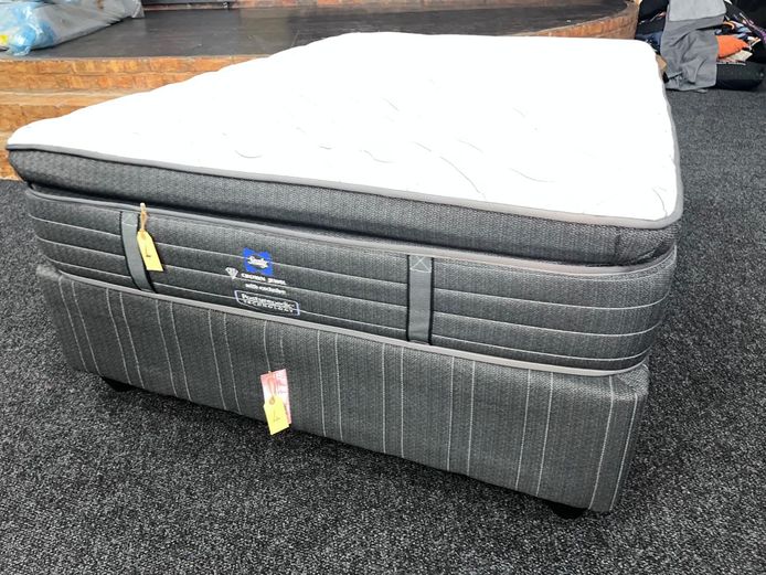 New Sealy Crown Jewel Double bed base and mattrass - Theatro Medium