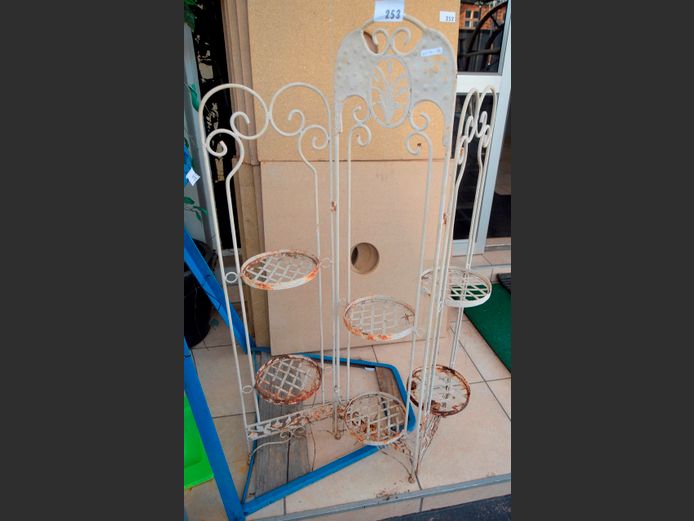 METAL FOLDING PLANT STAND, 90 x 136cm [Rusted]