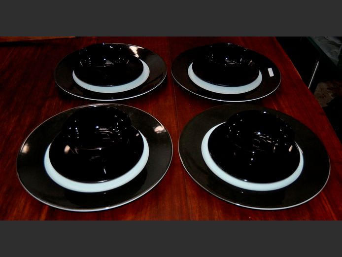 BLACK & WHITE 4-PLACE SETTING BREAKFAST SET