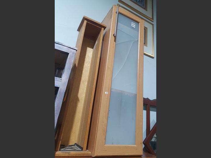 LOT: BEECHWOOD & OAK GLASS FRONT SINGLE DOOR CUPBOARD, 134 x 32 x 115cm & A OAK CD RACK, 22 x 22 x 95cm
