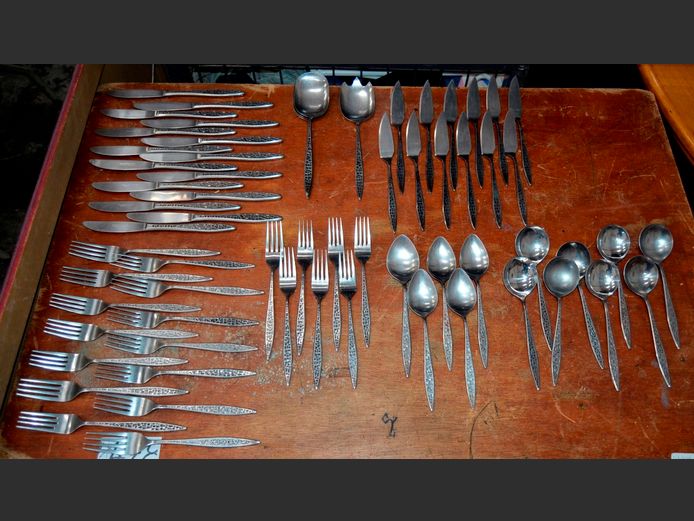 STAINLESS STEEL 65-PIECE CUTLERY SET