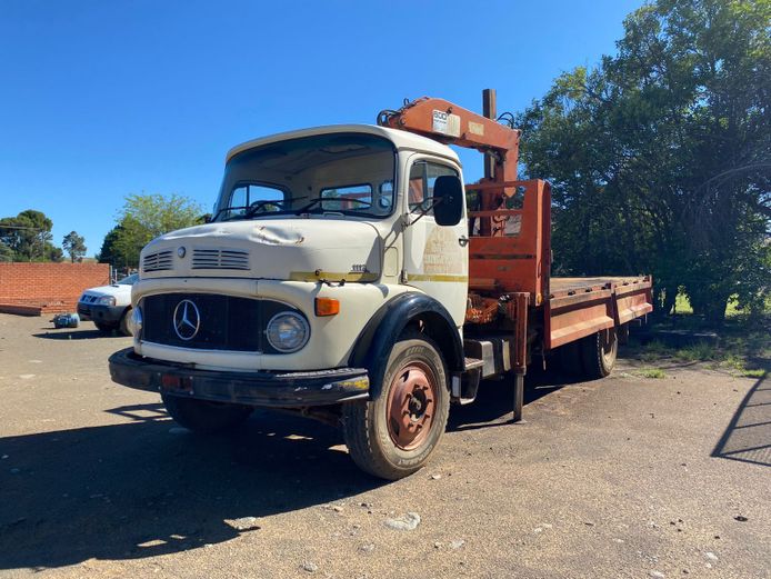 Mercedes Benz 1113 with crane