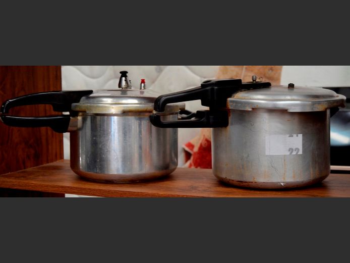 LOT OF 2 PRESSURE COOKERS: TEDELEX & ANOTHER
