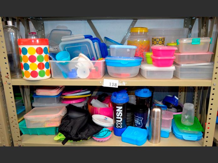 LOT ON 2 SHELVES: WATER BOTTLES, BOWLS, LUNCH BOXES, etc