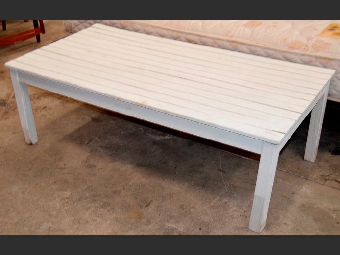 WHITE SLATTED COFFEE TABLE, 120 x 60 x 40cm