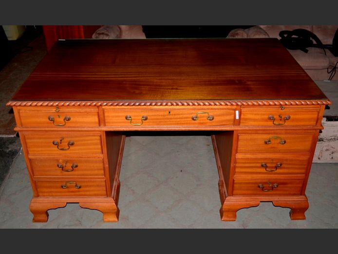 MAHOGANY 9-DRAWER DESK WITH GLASS TOP, 152 x 91 x 78cm