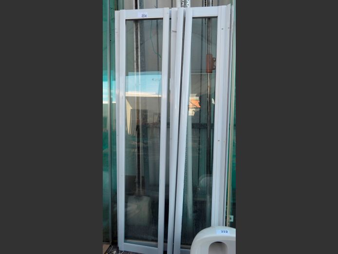 LOT: ALUMINIUM & GLASS SHOWER PANELS