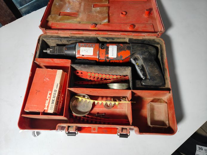 HILTI NAIL GUN (WORKING)