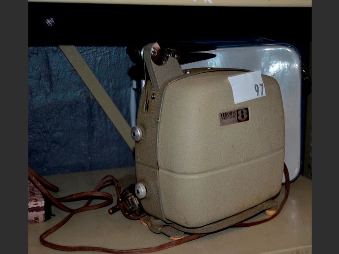 VINTAGE SEKONIC 8 PROJECTOR IN CASE [Switches on]