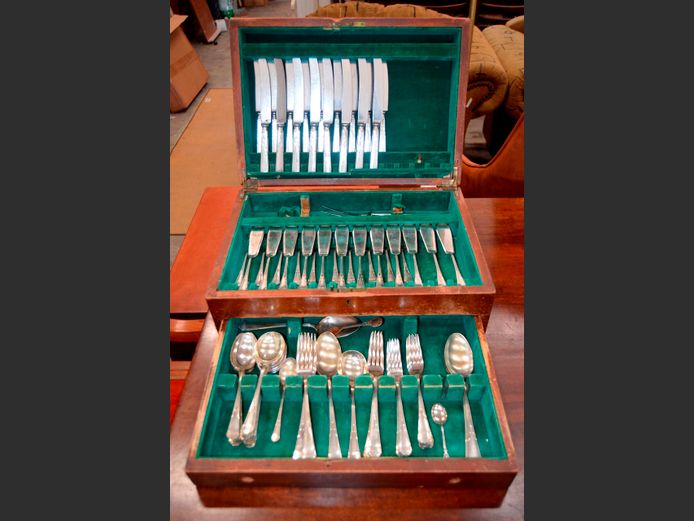 SILVER PLATE 78-PIECE PART CUTLERY SET IN CANTEEN, 46 x 32 x 18cm [Canteen needs TLC]