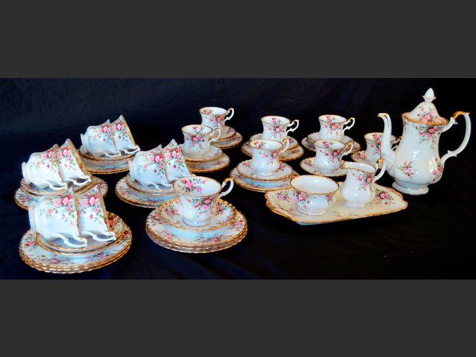 ROYAL ALBERT "COTTAGE GARDEN" 63-PIECE PART TEA & COFFEE SERVICE