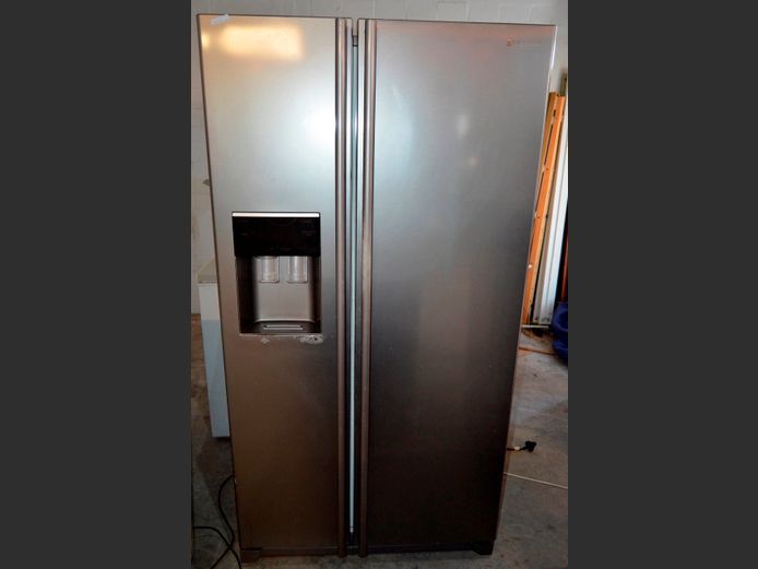 SAMSUNG SIDE-BY-SIDE FRIDGE FREEZER WITH WATER DISPENSER [Dead]