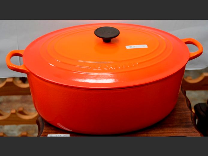 LE CREUSET CAST IRON OVAL CASSEROLE DISH, 35 x 28cm