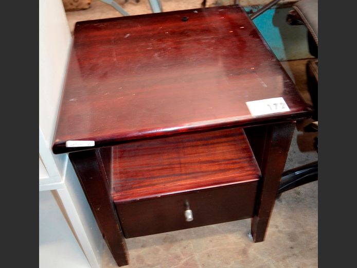 MAHOGANY SINGLE DRAWER BEDSIDE PEDESTAL, 48 x 47 x 51cm