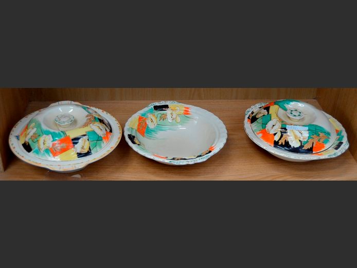 SET OF 3 GRINDLEY SERVING DISHES & 2 LIDS
