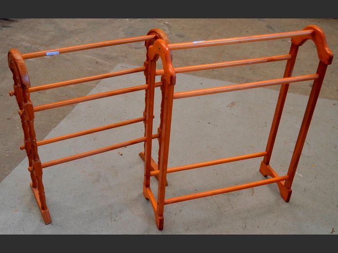 LOT: 2 x WOODEN TOWEL RACKS, 64 x 25 x 80cm & 60 x 28 x 73cm