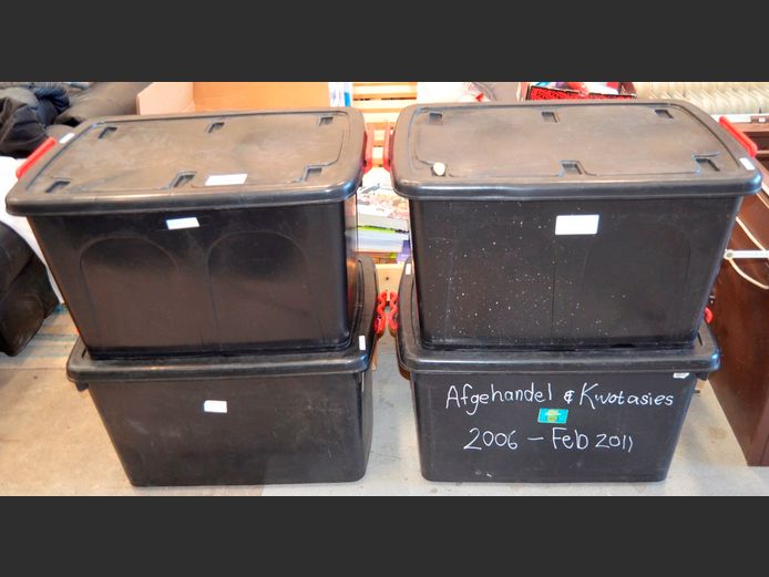 LOT: 4 x BLACK PLASTIC 85 LITRE STORAGE CONTAINERS WITH LIDS