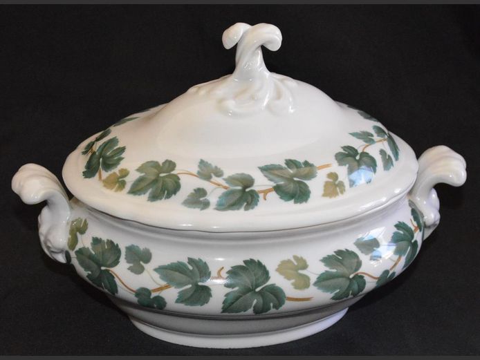 HUTSCHENREUTER IVY LEAF DECORATED LIDDED SERVING DISH, 28 x 17 x 17cm