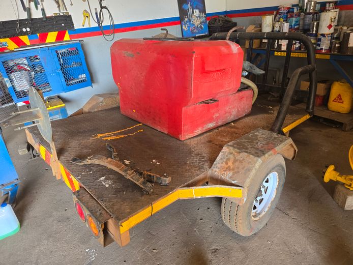 2015 SINGLE AXLE FLAT DECK TRAILER