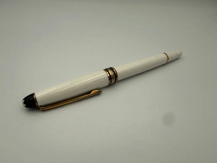 Mont Blanc - Meisterstuck - White with gold finishing
