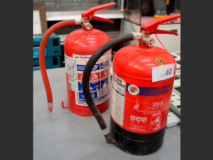 LOT: 2 x FIRE EXTINGUISHERS [Condition unknown]