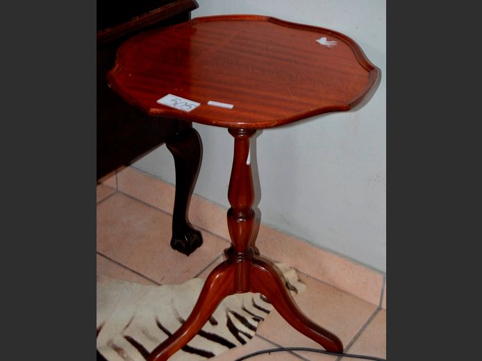 MAHOGANY SIDE TABLE ON PEDESTAL BASE, 53cm Diameter x 68cm High