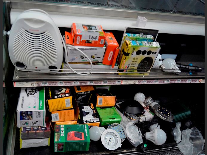 LARGE LOT: L.E.D. SOLAR LIGHTS & A GOLDAIR FAN HEATER [Switch on, faulty]