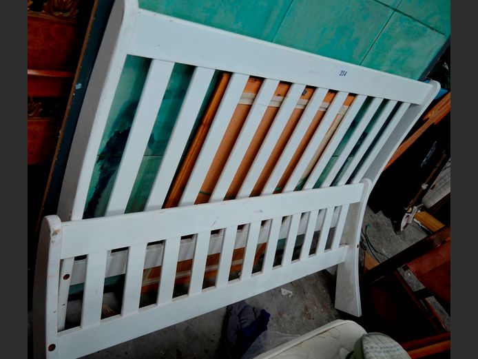 WHITE PAINTED QUEEN SIZE HEAD- & FOOTBOARD