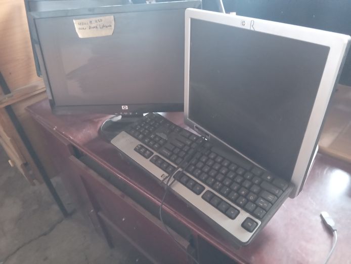Assorted monitors & keyboards