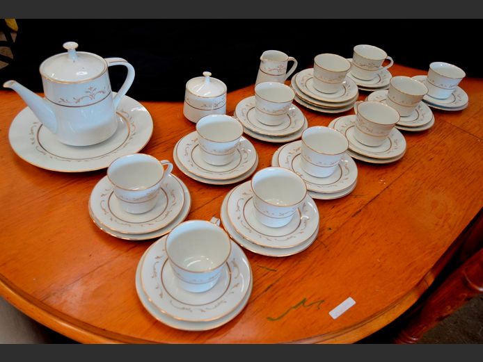 NORITAKE "JACQUELINE" WHITE & GOLD 41-PIECE PART TEA SET [Chips to some pieces]