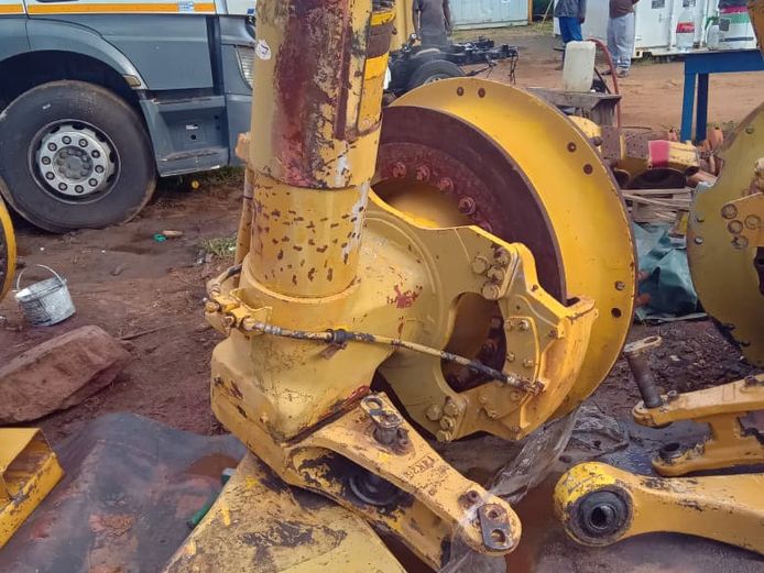 Komatsu Front strat and Hub 