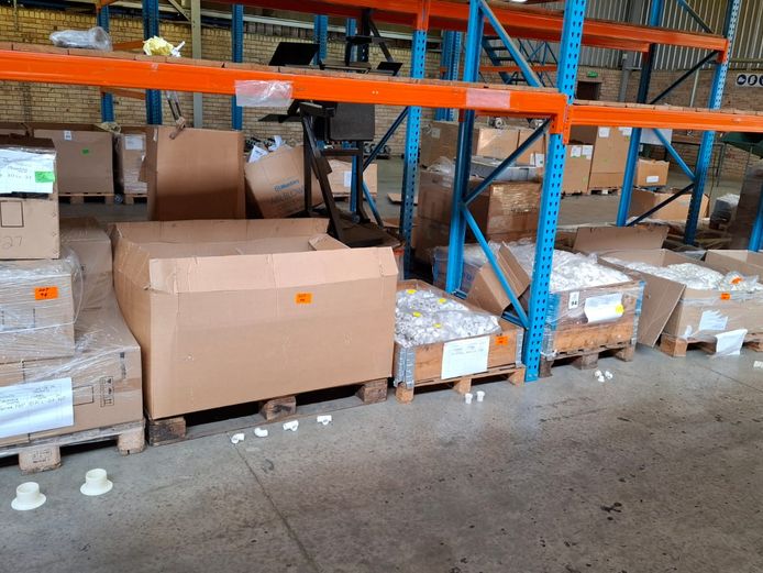 Gutter pops, elbows, T pieces, plugs, plastic screws, pipe clips. Parts for gutter system