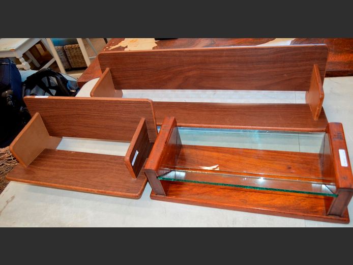 LOT: 3 x DESKTOP SHELVES