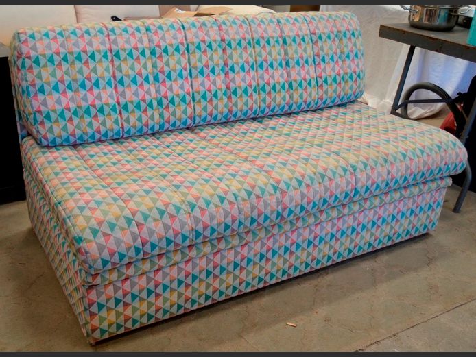 MULTI-COLOURED SLEEPER COUCH, 150 x 80cm