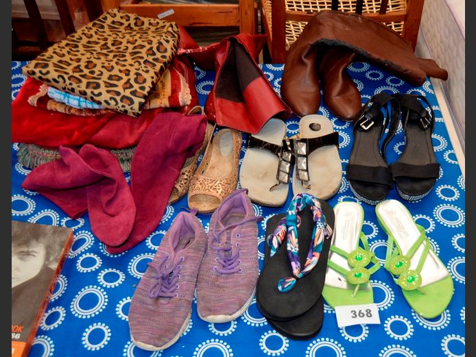 LOT: LEATHER TOUCH BOOTS, SUEDE BOOTS, SCATTER CUSHIONS, etc
