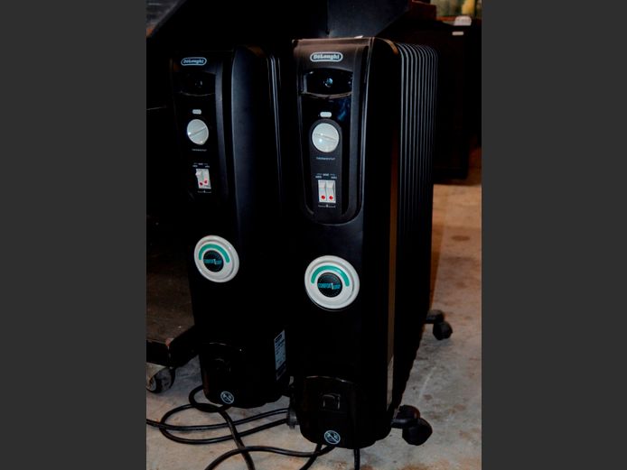 LOT: 2 x DELONGHI 12-FIN OIL HEATERS [Switch on, untested further]