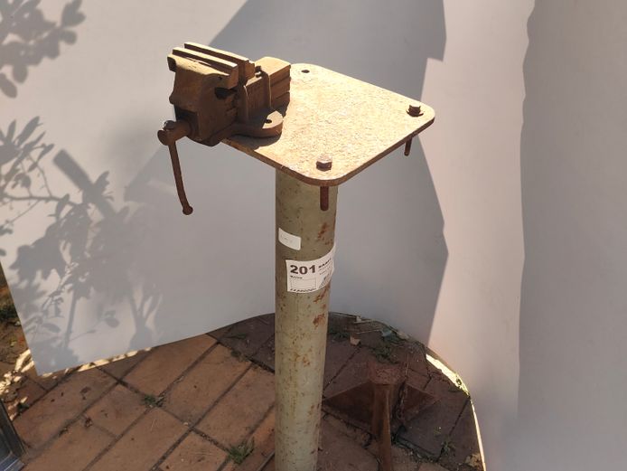 BENCH VICE AND TRESTLE