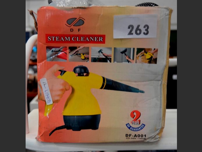 HAND HELD STEAMER [Switches on]
