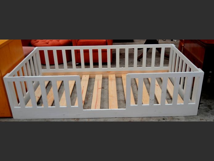 WHITE PAINTED CHILDREN'S BED [No mattress] [#: 403756504]