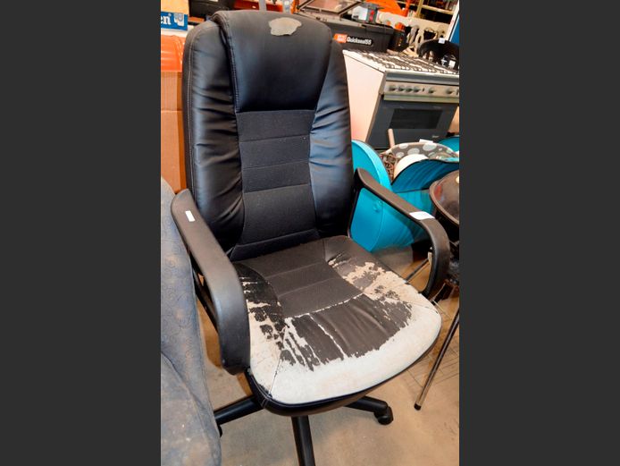 BLACK LEATHER TOUCH SWIVEL OFFICE CHAIR [Leather touch peeling]