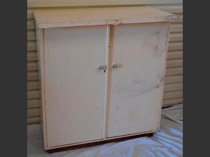 VINTAGE WHITE PAINTED 2-DOOR BOOKCASE CABINET, 94 x 47 x 103cm [Needs re-painting]