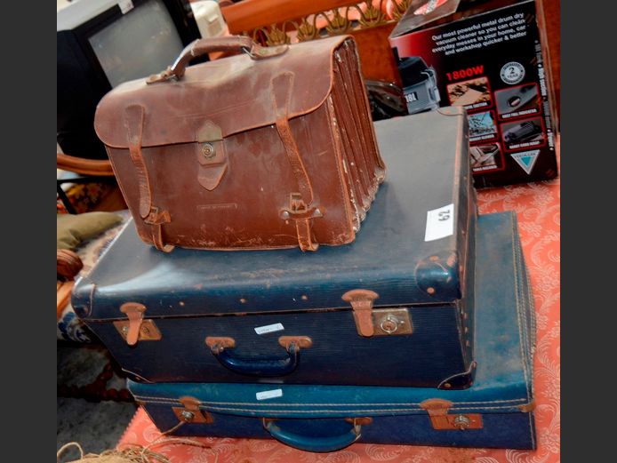 LEATHER BRIEFCASE & 2 x VINTAGE SUITCASES