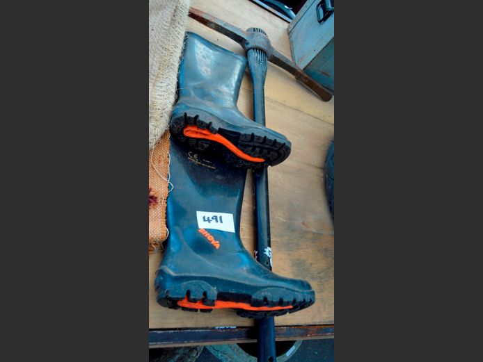 SHOVA SIZE 6 GUMBOOTS & A PICK