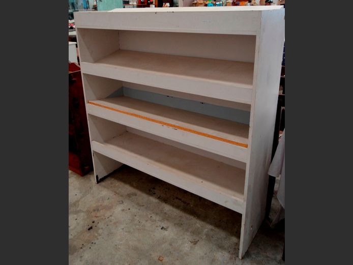 WHITE PAINTED 4-TIER DISPLAY SHELF, 129 x 40 x 137cm [Needs some love] [#: 415798271]