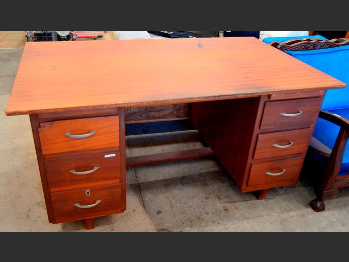 SAPELE MAHOGANY 6-DRAWER DESK, 152 x 91 x 76cm [Damage to 1 drawer]