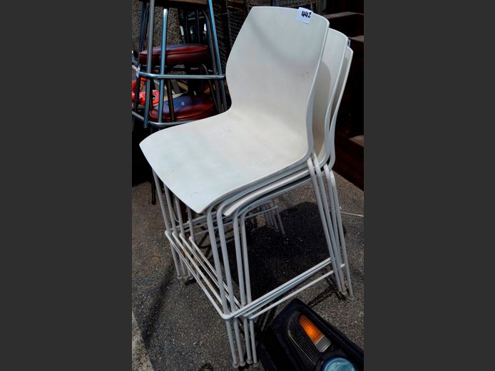 SET OF 3 WHITE METAL & PLASTIC BAR CHAIRS & A CHAIR FRAME, 74cm High