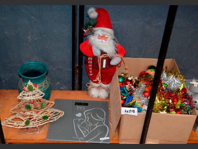 LOT: CHRISTMAS DECORATIONS, GREEN CERAMIC VASE, BATHROOM SCALE, etc