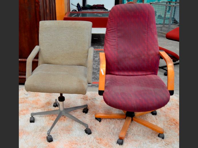 LOT OF 2 SWIVEL OFFICE CHAIRS: BEIGE & RED [Need a clean]