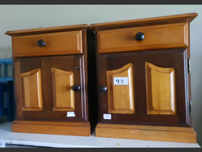 YELLOWWOOD & IMBUIA SINGLE DOOR, SINGLE DRAWER BEDSIDE PEDESTALS